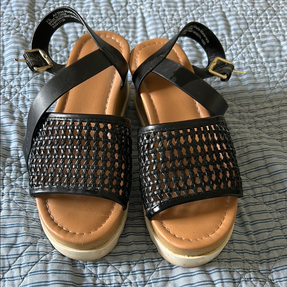 Universal Thread Black and TanSandals size 7.5